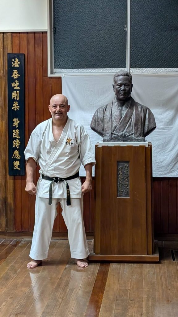Sensei Raúl en un dojo tradicional en Okinawa.
