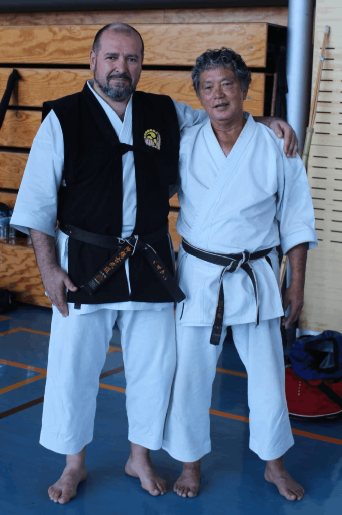 Nuestro sensei de Kobudo junto al Maestro Choyu Hentona, referente del Kobudo Tradicional de Okinawa y representante de la Zen Okinawa Kobudo Renmei.